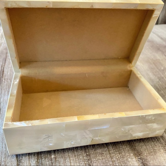 Mother of Pearl Handmade Treasure Chest Jewelry Box. New. - Picture 3 of 4